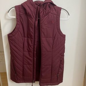 NORTH FACE VEST W/ HOOD. Only worn once. Size XS (could also fit a size small).